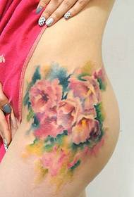 Zdjęcia tatuaży kwiatowych dla dziewcząt są szczególnie eleganckie