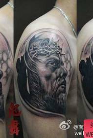 Arms e ntšo e sootho ea Jesu e setšoantšo sa tattoo