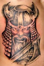 Model i tatuazhit të zemëruar me Viking Warrior