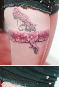 Modeli i tatuazheve të dantellave të bukura rozë dhe pistoletë