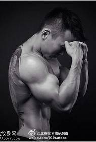 Класически модел на татуировка на мускулест мъж