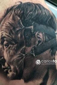 Incredibile modello di tatuaggio con maschera di pelle nera