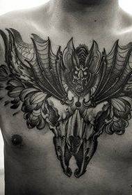Vyro priekinė krūtinės dalis populiarus kietas šikšnosparnių avių galvos tatuiruotės tatuiruotės modelis
