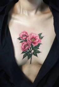 女性のさまざまな部分のための赤い花のタトゥーのデザインのセット