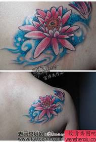 Beau motif populaire de tatouage de lotus de belles épaules