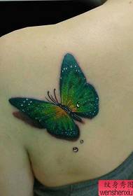 Kaunis tyttö mukava perhonen tatuointi olkapäällä