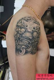 Modèle de tatouage de lion de pierre populaire classique bras