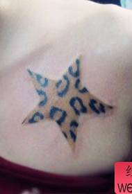 Motif de tatouage étoile à cinq branches léopard à la belle clavicule