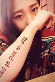 Tatuatge de personalitat de braç de noia guapo