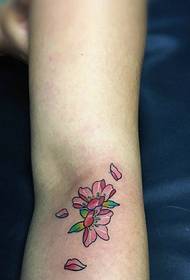 Krásne pohyblivé módne kvetinové tetovanie vzor
