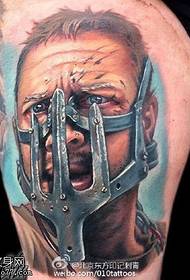 Patrón de tatuaje de hombre de máscara de hierro de muslo