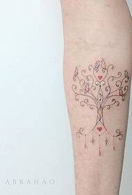 Padrão de tatuagem de árvore em miniatura de cor clara no braço feminino