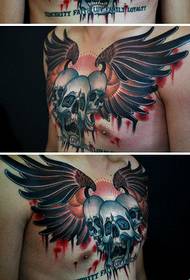 Un fantastico tatuaggio prepotente con ali e teschio sul petto maschile