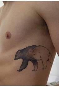 Vyriškų šonkaulių kūrybinis juodos ir baltos meškos tatuiruotės modelis