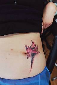 cvjetna tetovaža slika djevojčinog pupka