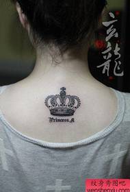Fantastico disegno del tatuaggio corona grigio nero sul retro delle ragazze