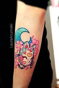 少女心爆棚的粉色魔杖纹身图案来自劳拉那齐
