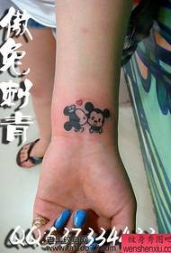 Ogwe aka mara mma mara mma na ụdị Mickey Mouse tattoo