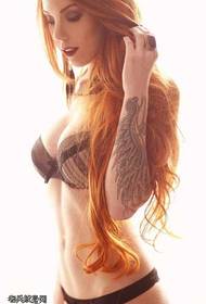 Éiríonn áilleacht níos patrún tattoo sexy