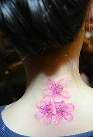 Trois tatouages de fleurs roses sont particulièrement beaux