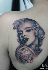 Djevojka natrag Marilyn Monroe uzorak tetovaže portreta
