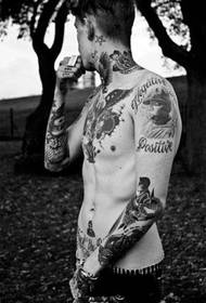Muskularny mężczyzna całego ciała zabawny portret tatuaż obraz