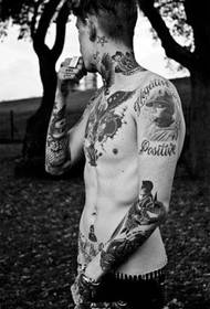 Fear matánach comhlacht iomlán pictiúr tattoo portráid greannmhar