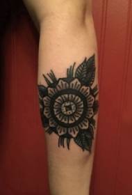 文艺花朵纹身 女生手臂上花朵纹身黑灰图片