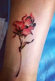 Flores bonitas e impressionantes fotos de tatuagem estão muito na moda