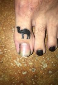 Instep tatovering, mandlig tå, sort kamel tatovering billede