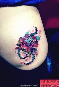 美麗的腰，細膩的玫瑰和小紋身