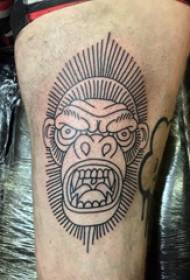 Coscia di u tatuu di u tatuu di Gorilla nantu à u ritrattu di u tatuu di gorilla neru