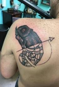 百乐动物纹身 男生后肩上黑色的变色龙纹身图片