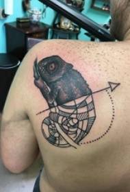 Foto de tatuaje de camaleón negro de Baile animal tatuaje post-hombro masculino