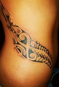 Tatouage totem sexy de taille femme