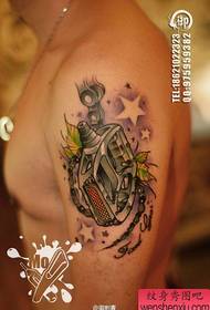 Uzorak tetovaže pedale mrtve muhe popularne ruke