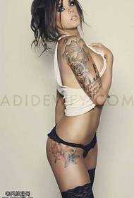 Mfano wa rose mwanamke wa tattoo