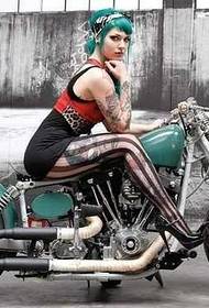Stilig tatuering för motorcykelkvinna