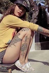 Tattoo meisje wordt verliefd op skateboard tattoo patroon