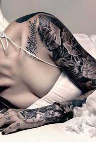Seksualus moters tatuiruotės modelis