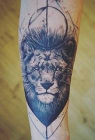 Immagine del tatuaggio della testa del leone Immagine del tatuaggio della testa del leone del braccio del ragazzo