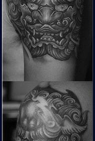 Czarno-biały wzór tatuażu Don Lion popularny na ramieniu
