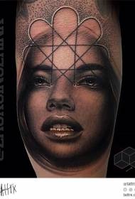 Isikupärastatud realistlik nikerdatud mustvalge naise portree tätoveeringu muster