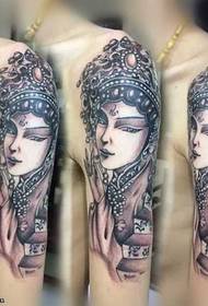 Padrão de tatuagem de flor de braço grande