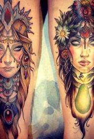 Uskomaton naisten muotokuva jalokivi-tatuointikuviolla