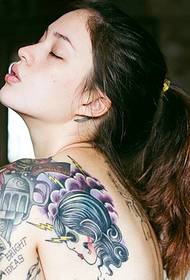 Seksowna piękność ma charakterystyczny tatuaż na tatuaż