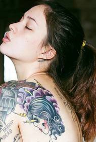 La bellezza sexy ha un tatuaggio distintivo