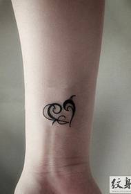 Sirds formas maza rakstura tetovējums meitenēm