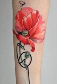 Meisie in die Chinese blomme tatoeëring van blomme vir blomme vir plons