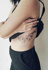 un gruppo di piccoli disegni di tatuaggi freschi e molto femminili